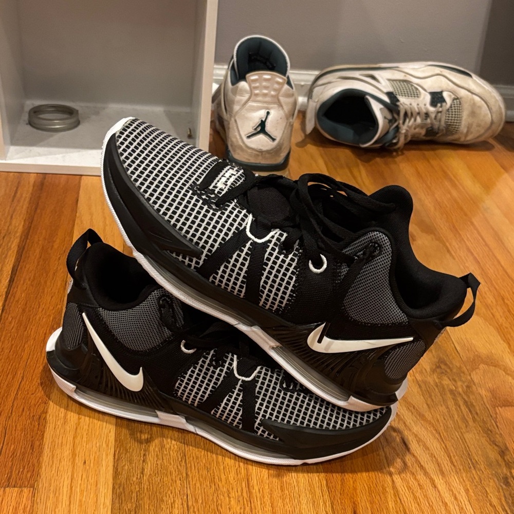 Nike LeBron basketball shoes size 10.5 - Picture 5 of 6
